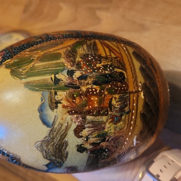 Satsuma Geisha Large Porcelain Egg with Golden Brass Platform Base - Picture 10 of 16